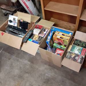 4 boxes filled with Books, puzzles,...