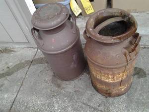 Lot of 2 heavy duty metal vintage m...