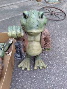 Outdoor Frog Statue 28 & Broken ad...