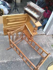 Vintage Crib, needs repair, 15 draw...