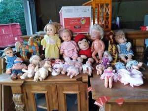 Large lot of Vintage dolls, curious...