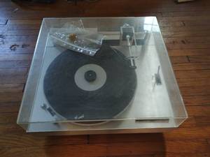 lot 8 image: HarmanKardon Turntable