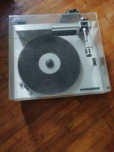 lot 9 image: HarmanKardon Turntable