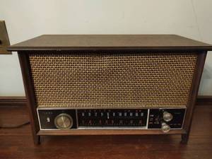 lot 26 image: Zenith AMFM Radio