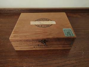 lot 46 image: Box of Vintage Buttons