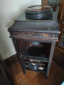 lot 77 image: Kimball Phonograph