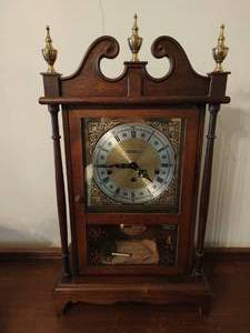lot 84 image: Howard Miller Wind Up Mantle Clock