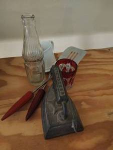 lot 91 image: Collection of Vintage Items