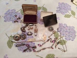 lot 206 image: Assorted Jewelry