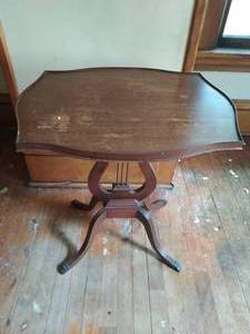 lot 250 image: Vintage Table