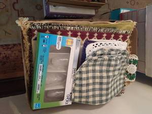 lot 274 image: Assorted Dcor