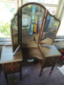 lot 102 image: Vanity