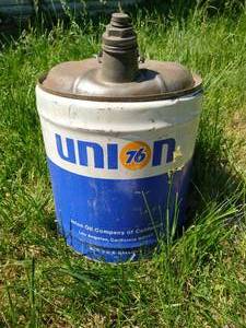 lot 122 image: Union 76 oil can