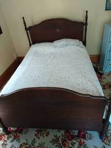 lot 131 image: Vintage full size bed with bedding