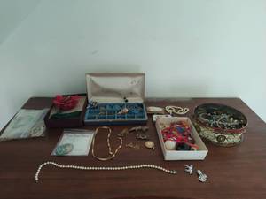 lot 139 image: Collection of costume jewelry