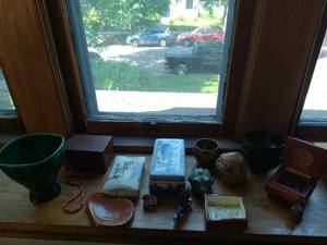 lot 162 image: Collection of dcor and pottery