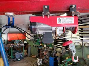 lot 6 image: Garage Hoist with Electric Motor 8AMP, Single Phase, Max 880 Lbs with Double Cable