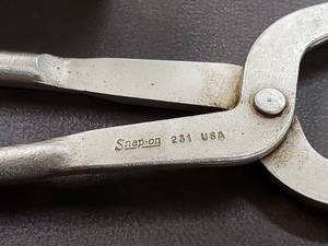 lot 31 image: Large Snap-On Brake Tool