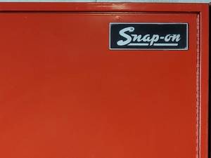 lot 93 image: Snap-On Wall Cabinet With Contents