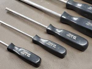 lot 82 image: Snap-On (6) Black Hard Grip Clutch Head Screwdriver set