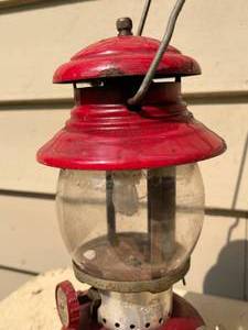 lot 186 image: Vintage Coleman Lantern With Curved Glass Globe