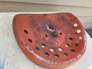 lot 286 image: Vintage Tractor Metal Seat