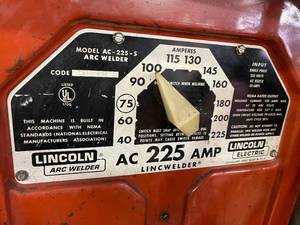 lot 311 image: Lincoln Arc Welder With Welding Metal Table and Welding Vise