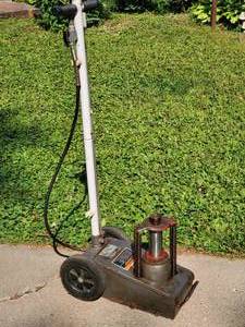 lot 257 image: Napa Equipment Air Powered Auto Jack
