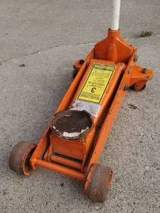lot 214 image: 3 Ton Capacity Hydraulic Floor Jack
