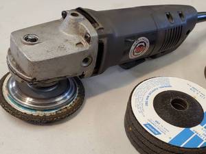 lot 222 image: Hand Grinder with (8) New Discs