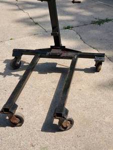 lot 221 image: Heavy Duty Engine Stand