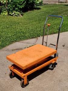 lot 234 image: Hydraulic Table Hoist