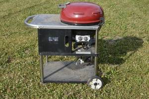 lot 68 image: Globe propane Grill and table
