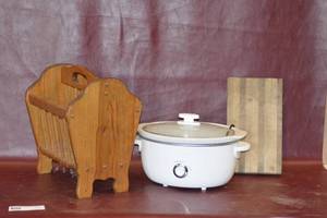 lot 50 image: Crock Pot, cutting board and Magazine rack