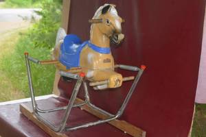 lot 60 image: Sit on jumping horse toy