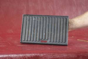 lot 101 image: Porcelainized cast iron&nbspGrateGriddle Press  Same Item for lots 94-101