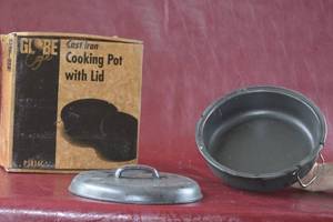 lot 111 image: Porcelainized cast iron&nbspDutch Oven Same Item for lots 104-115