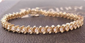 lot 6 image: Lovely 2.0 Carat Diamond Tennis Bracelet in 14k Gold