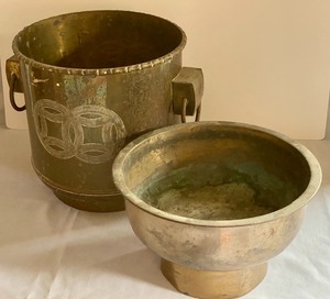 lot 46 image: Decorative Japanese Brass Planter w Insert