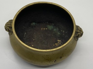 lot 54 image: Brass Lion Head Detailed Hibashi