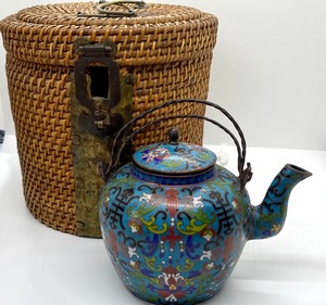 lot 141 image: Vintage Teapot w Storage Basket