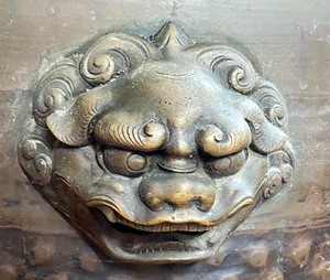 lot 131 image: Large Metal Planter w Lion Figurals