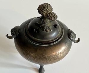 lot 106 image: Tri Pod Brass Incense Burner w Lid