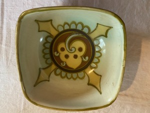 lot 252 image: Unique Bowl w Rooster Design