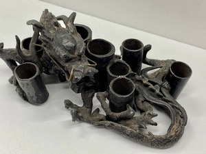 lot 234 image: Ornate Dragon Motif Brush Holder