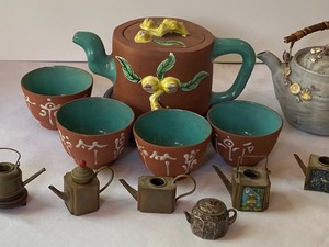 lot 283 image: An Array of Small Decorative Teapots wFour Cups