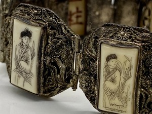 lot 300 image: Silver and Scrimshaw Panel Bracelet