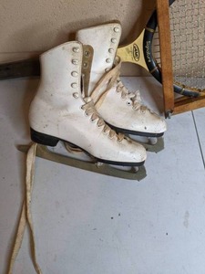 lot 288 image: Ice Skates (8.5) and Vintage Signature AMC Tennis Racket