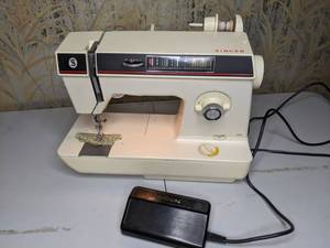 lot 136 image: Vintage Singer Sewing Machine Model 1425