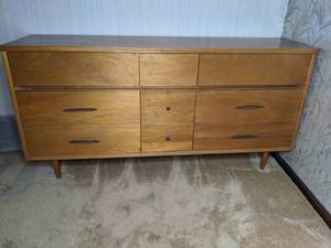 lot 142 image: Elegant Vintage Mid-Century 9- Drawer Dresser